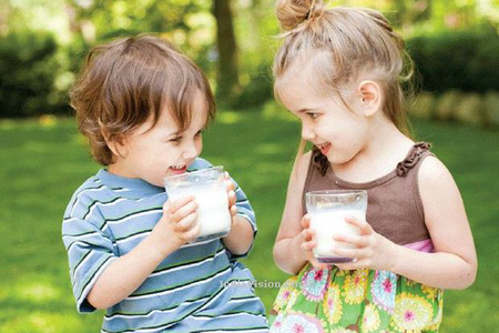 Những điều cần lưu ý khi cho bé uống sữa